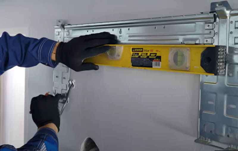 разметка крепления для монтажа кондиционера